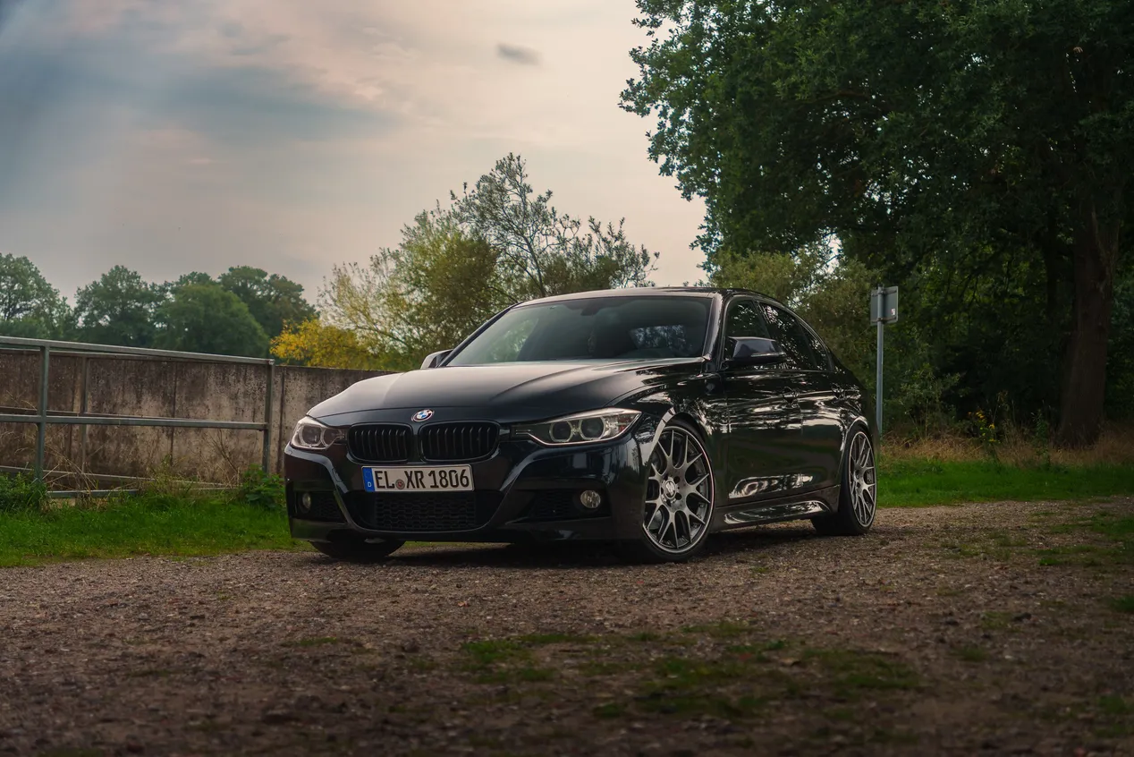 Schwarzer BMW F30 in Frontdreiviertelansicht aus tiefer Perspektive
