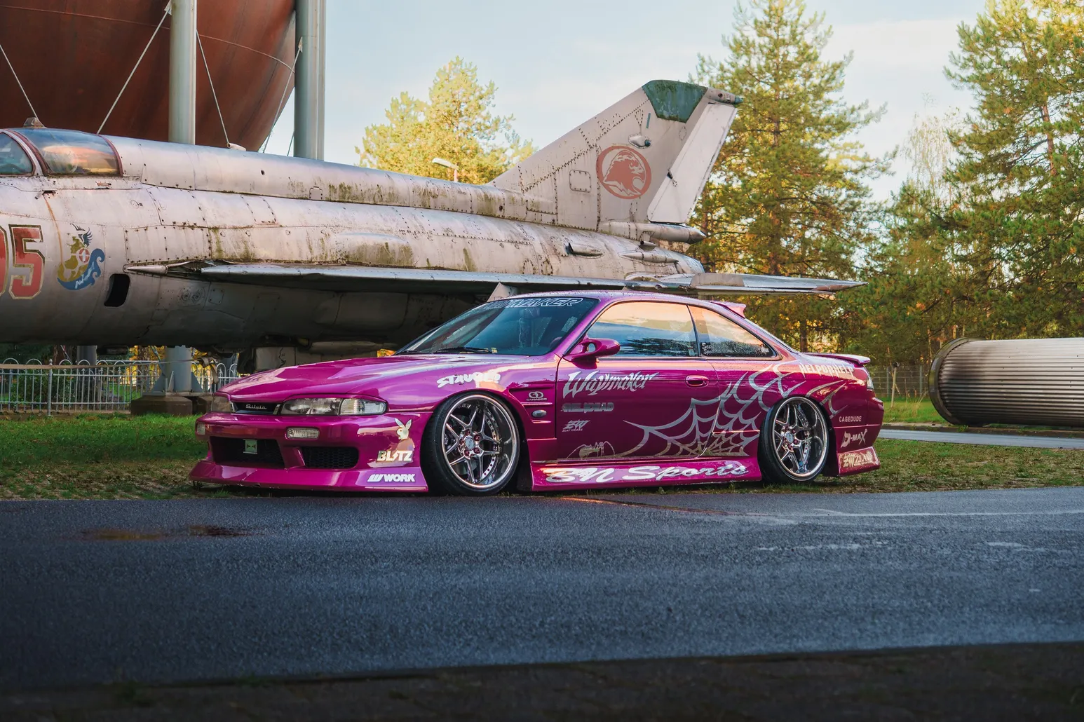 Pinker Nissan Silvia S14 seitlich vor dem MiG-Jet