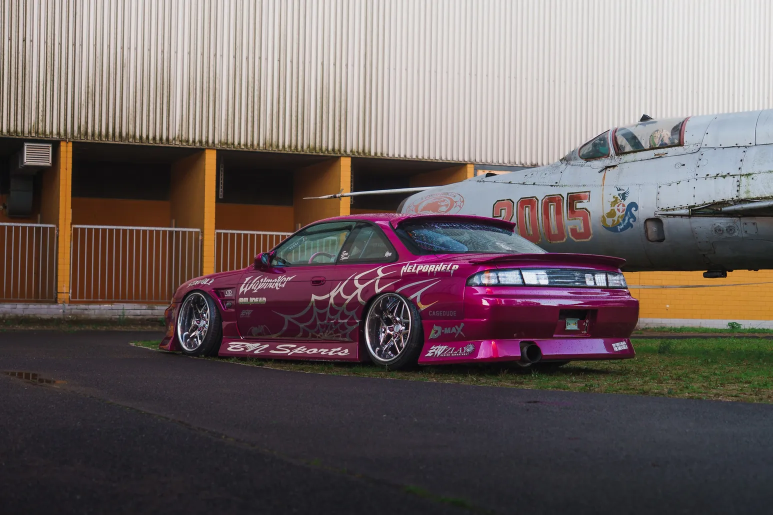 Heckdreiviertelansicht des pinken Silvia mit dem Jet dahinter