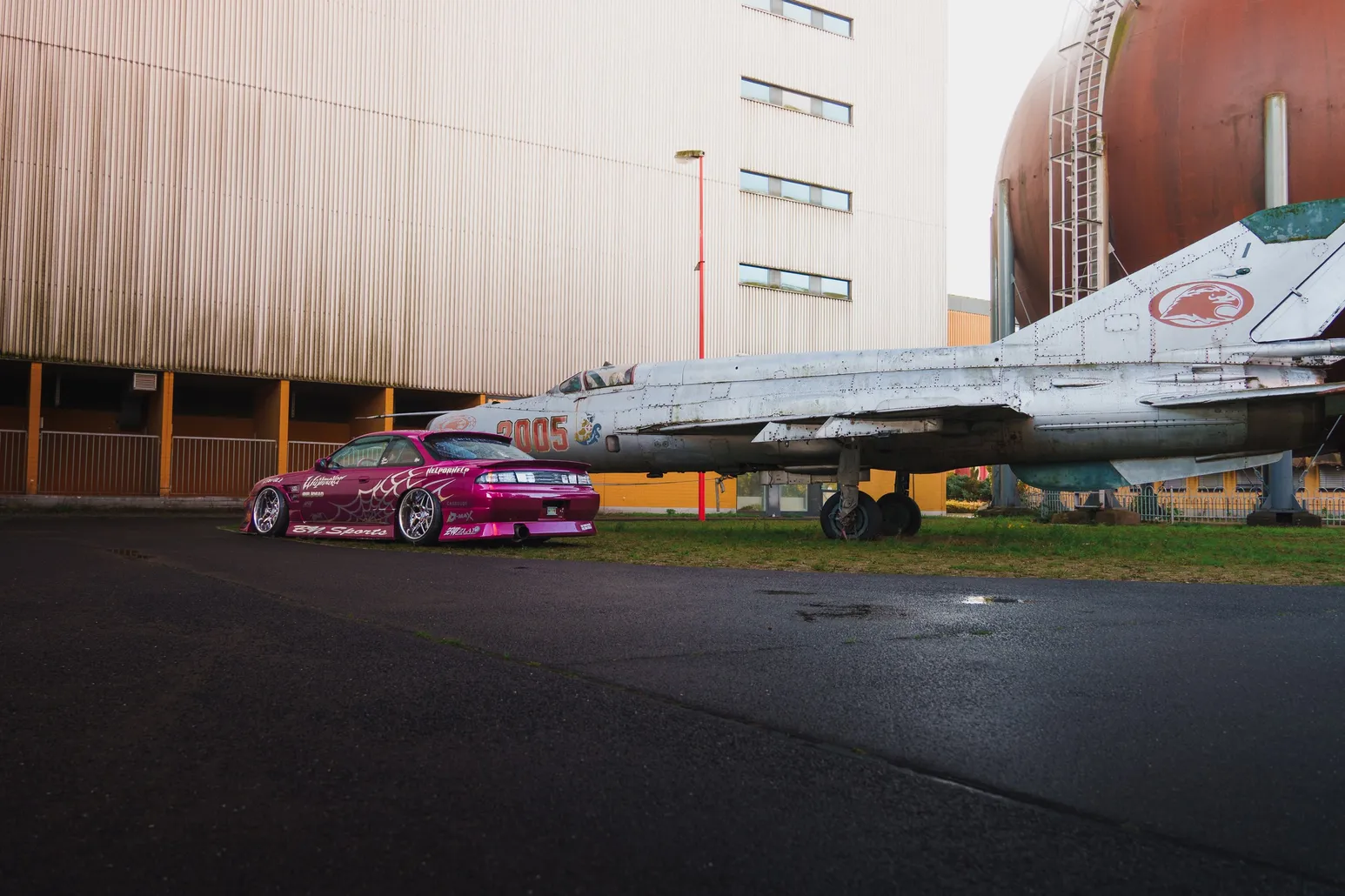 Pinker Silvia winzig neben MiG und Industriehalle