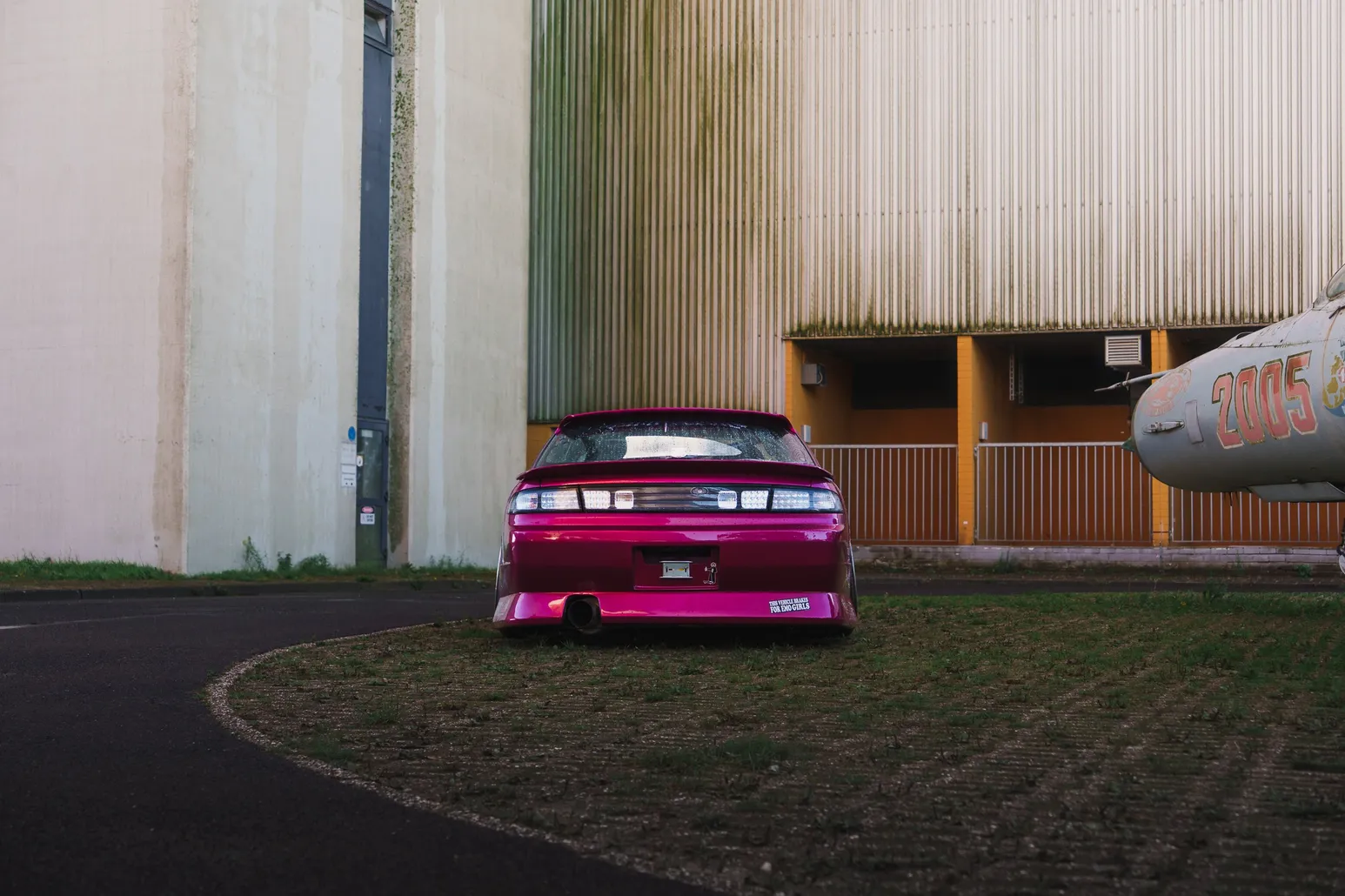 Heck des pinken Silvia, eingerahmt von der Turmwand