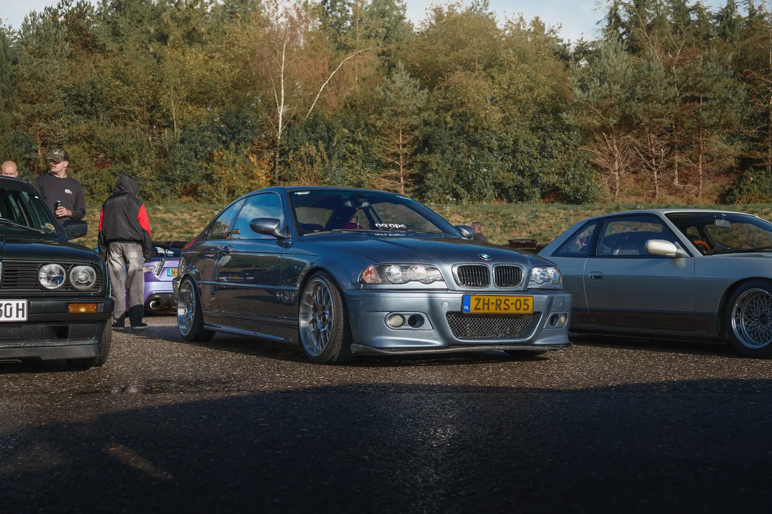 BMW E46 zwischen anderen Autos im Fahrerlager