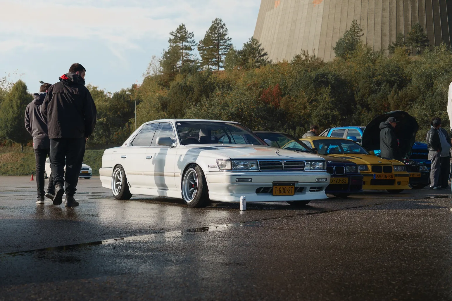 Weiße japanische Limousine mit Besuchern im Fahrerlager
