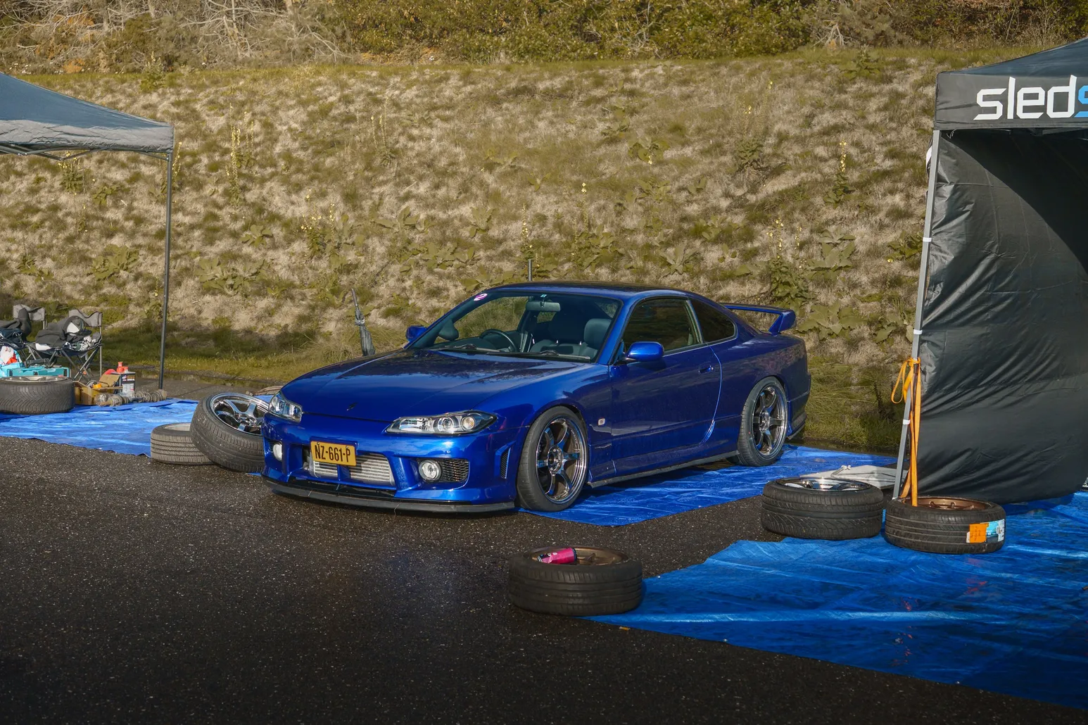 Blauer Silvia S15 auf einer Plane im Boxenbereich