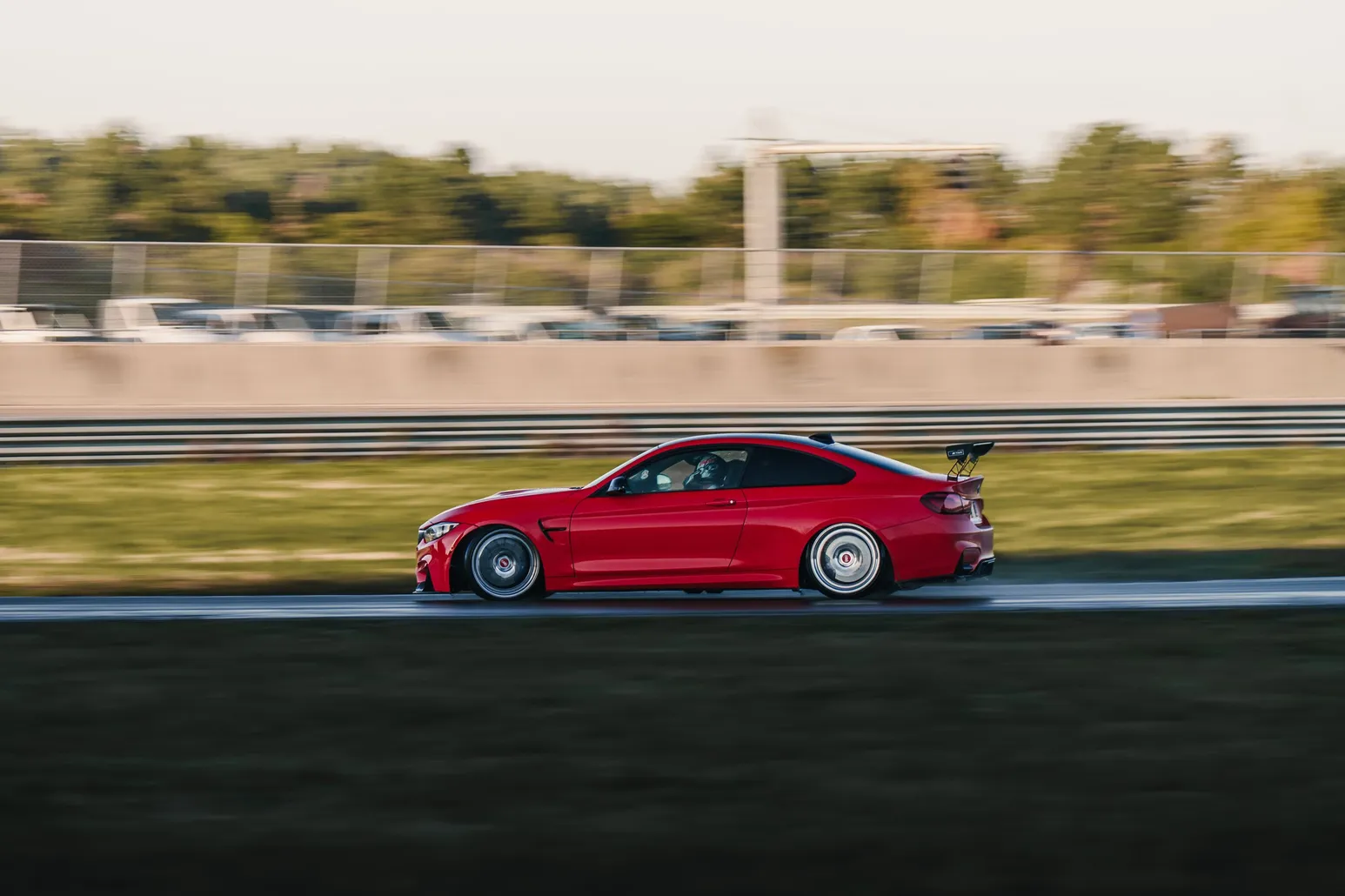 Roter BMW M4 mit Heckflügel als seitlicher Mitzieher