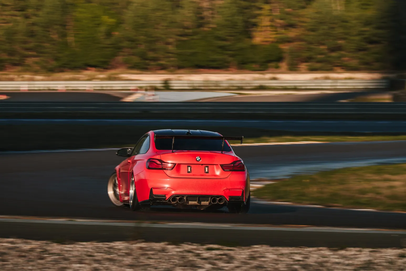 Roter BMW M4 driftet von der Kamera weg
