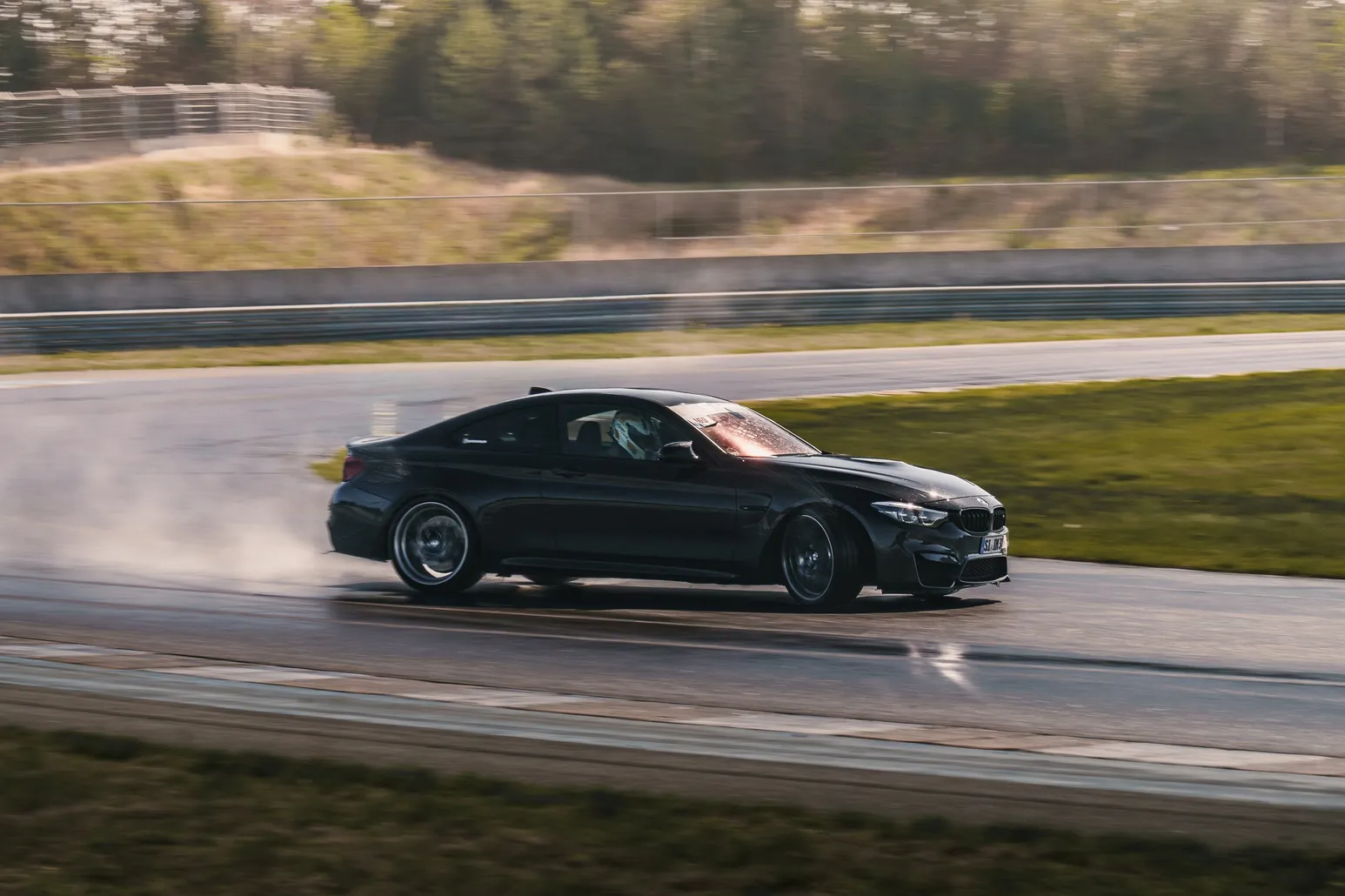 Schwarzer BMW M4 driftet durch Rauch