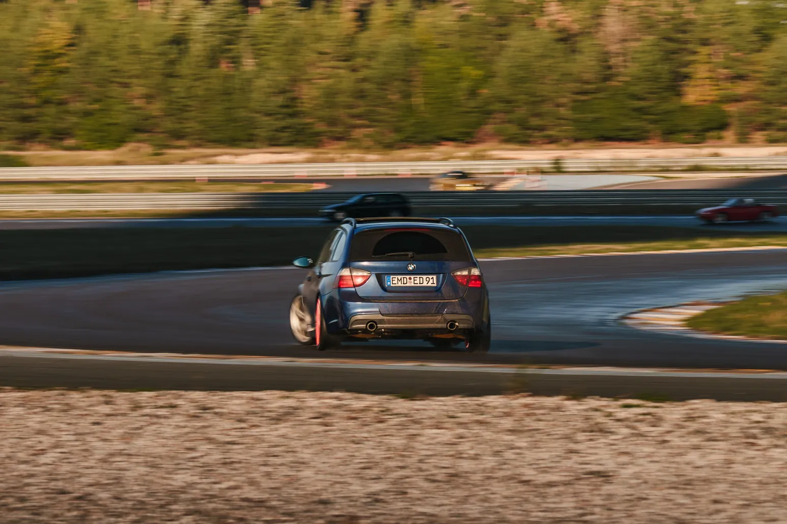 BMW Touring driftet von der Kamera weg