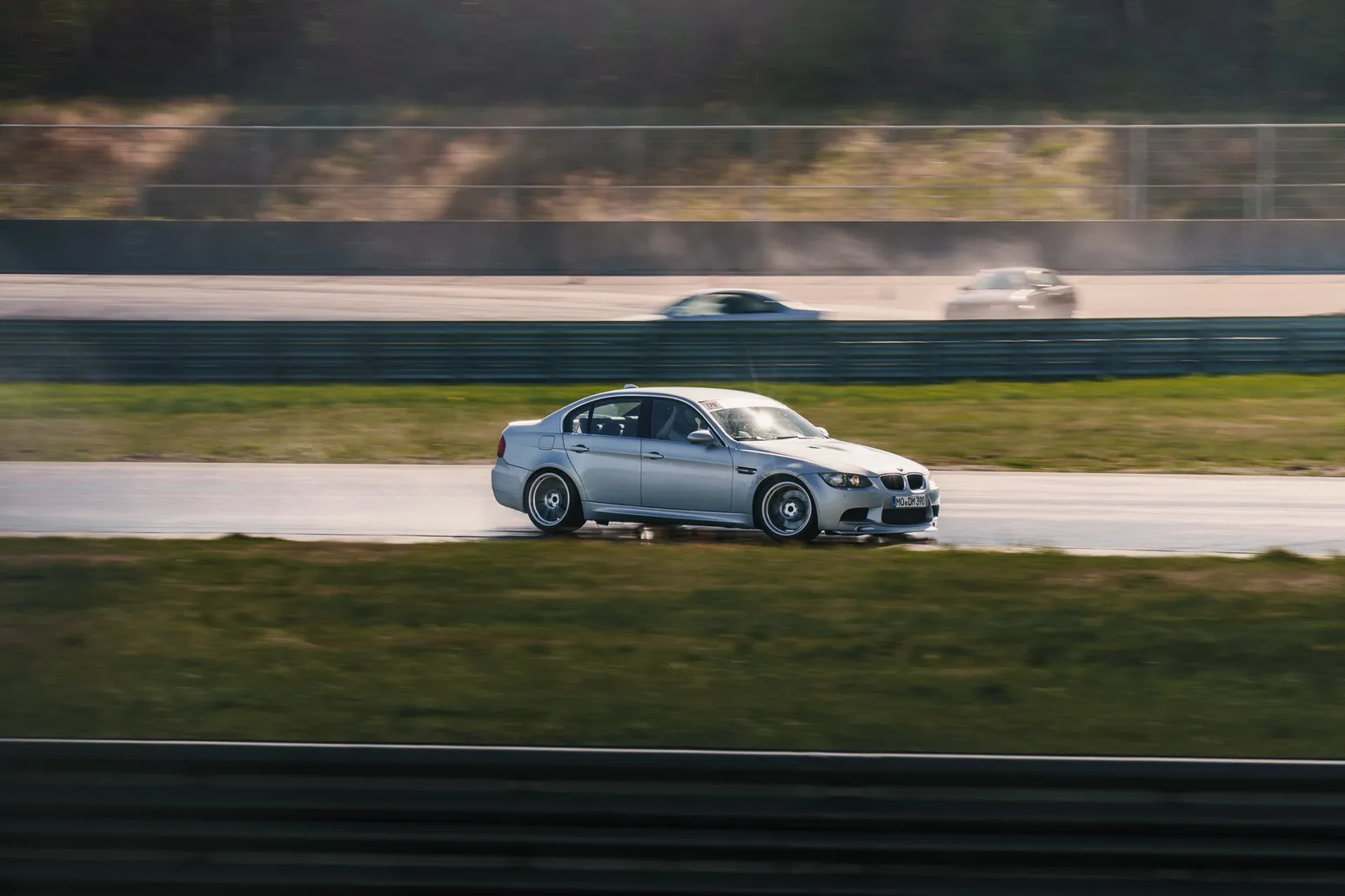 Silberner BMW M3 als seitlicher Mitzieher