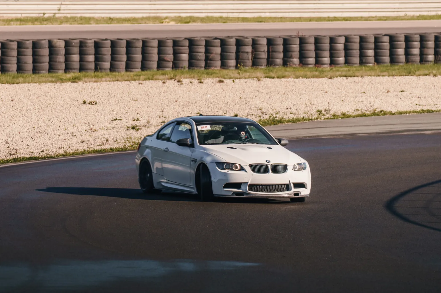 Weißer BMW E92 rutscht auf die Kamera zu