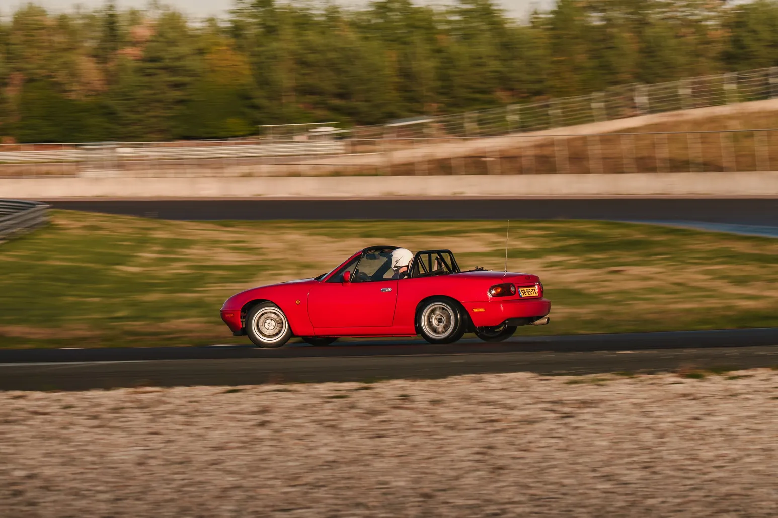 Roter Roadster als seitlicher Mitzieher