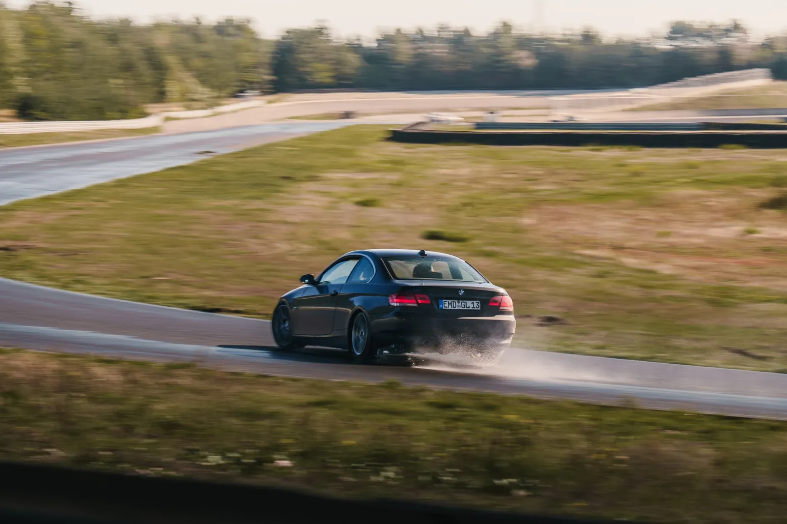 Dunkler BMW driftet mit langer Rauchfahne