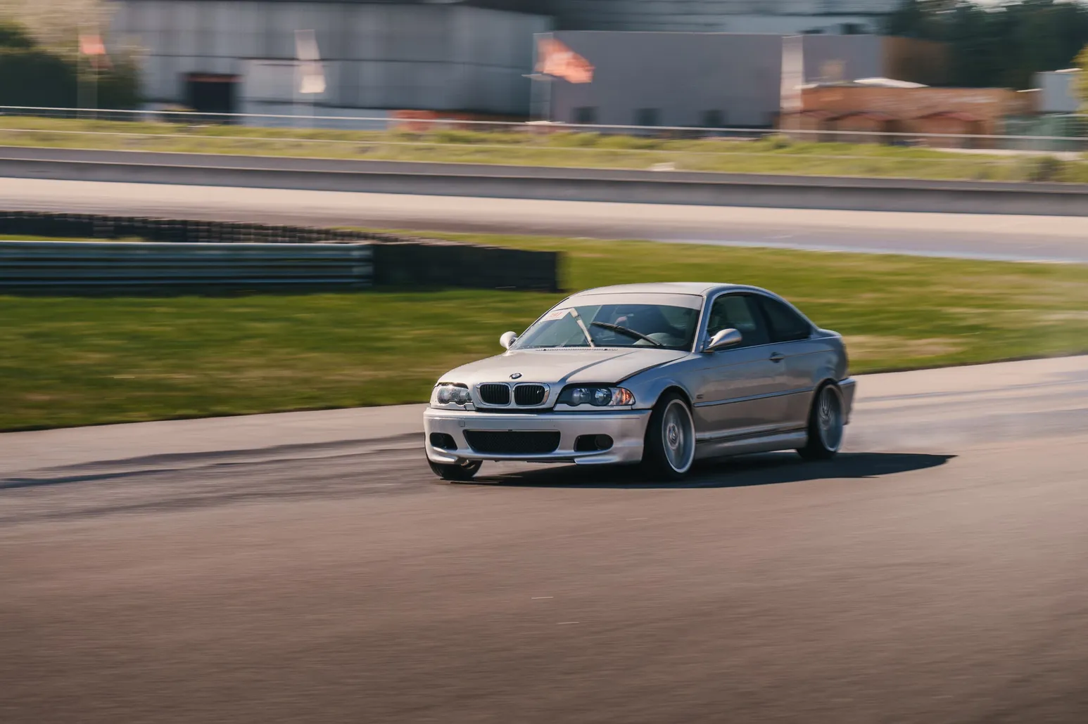 Silberner BMW E46 M3 in Frontdreiviertelansicht als Mitzieher