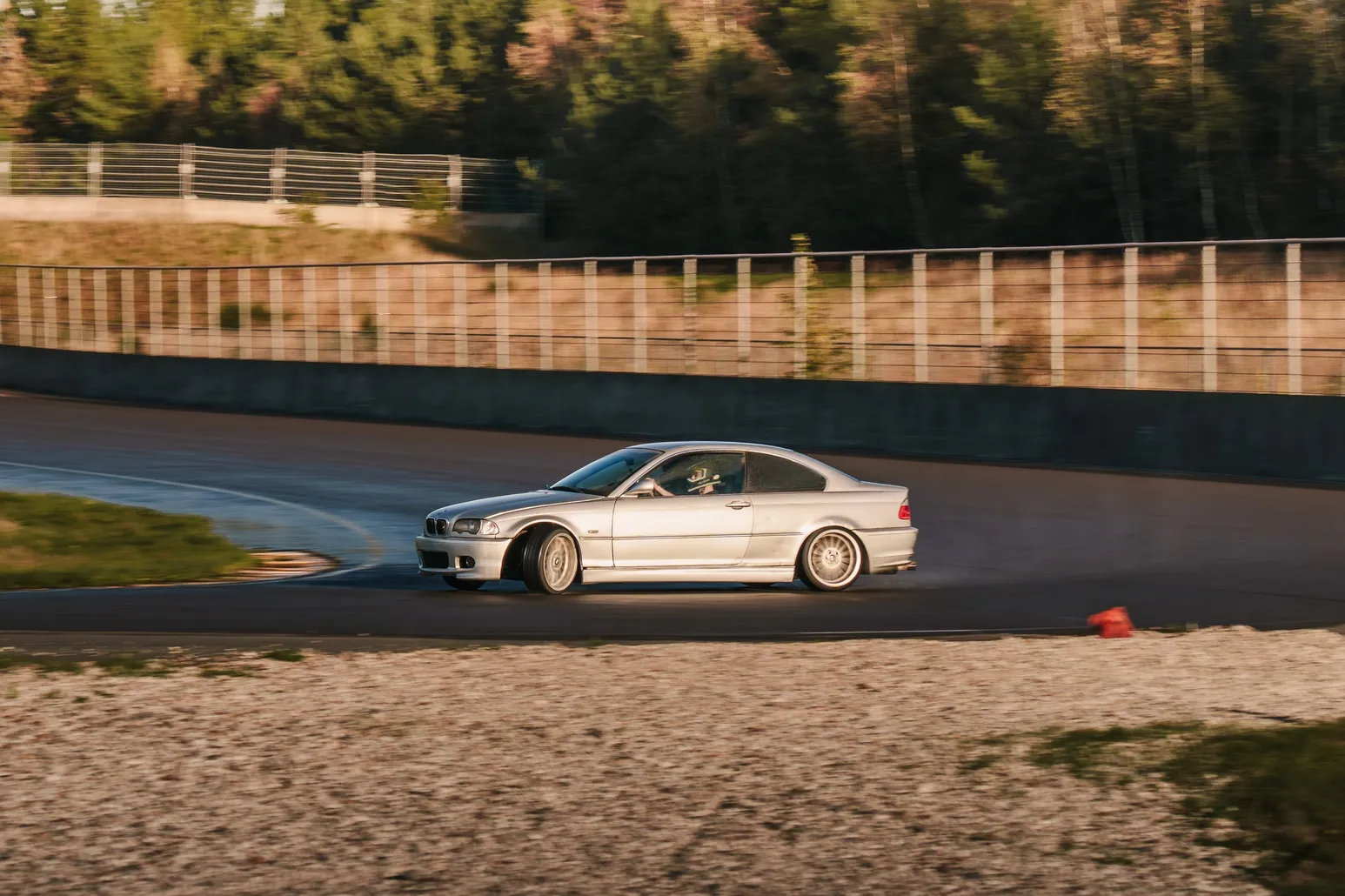 Silberner BMW E46 M3 rutscht an einem Pylon vorbei