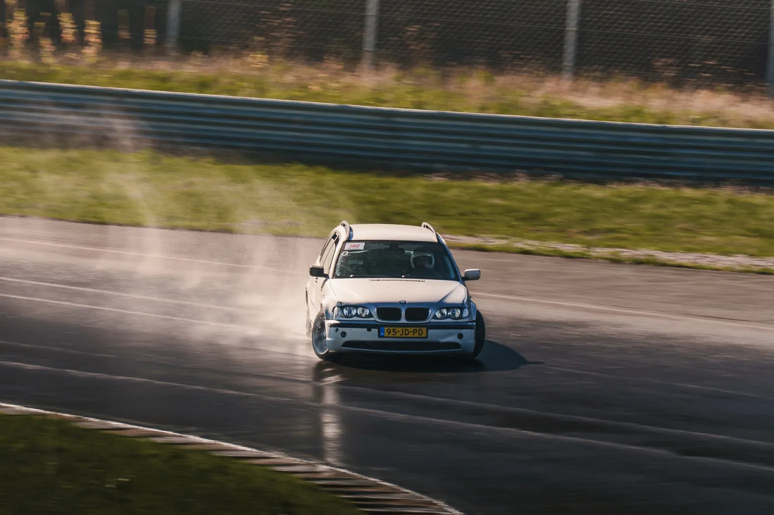 Silberner BMW E46 Touring driftet auf die Kamera zu