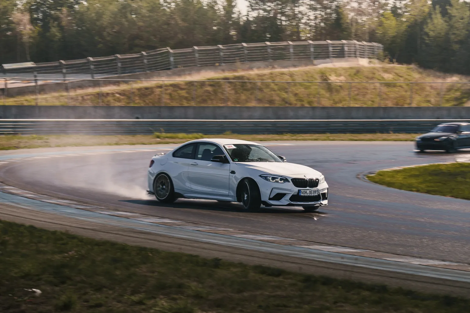 Weißer BMW M2 rutscht mit Rauch