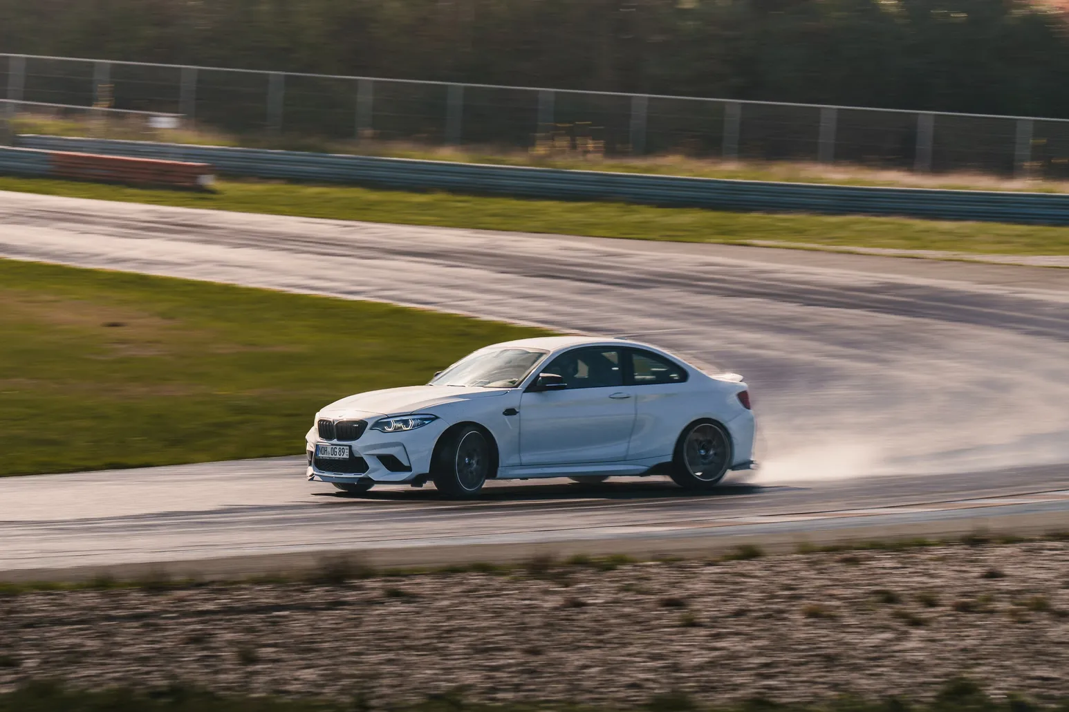 Weißer BMW M2 driftet als Mitzieher