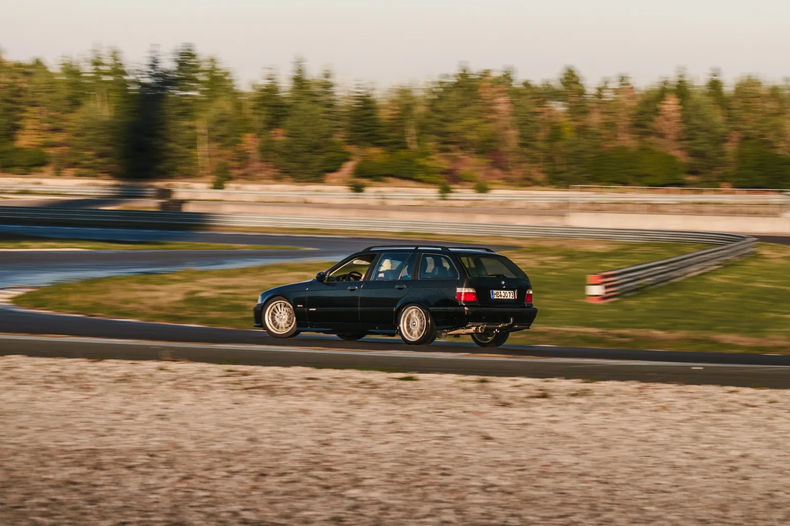 Dunkler BMW E39 Touring als Mitzieher