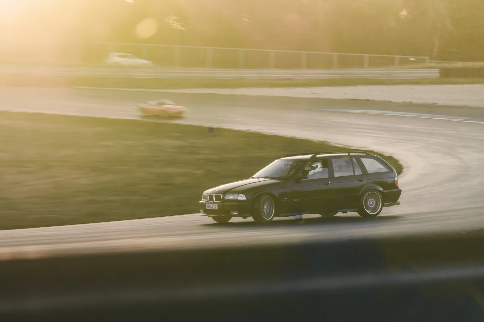BMW Touring driftet im goldenen Gegenlicht