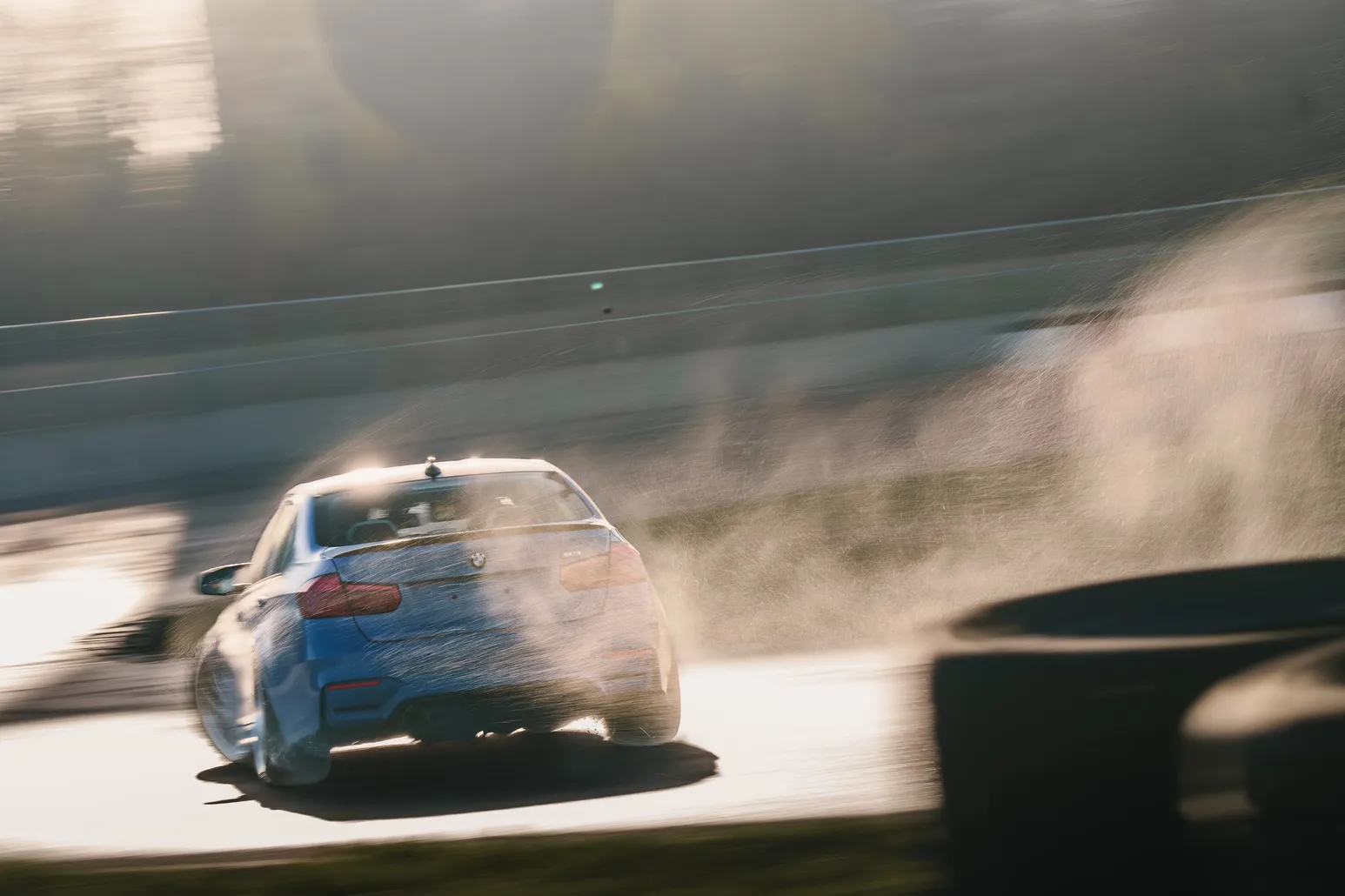 Blauer BMW M3 verschwindet in einer Wolke aus Reifenqualm