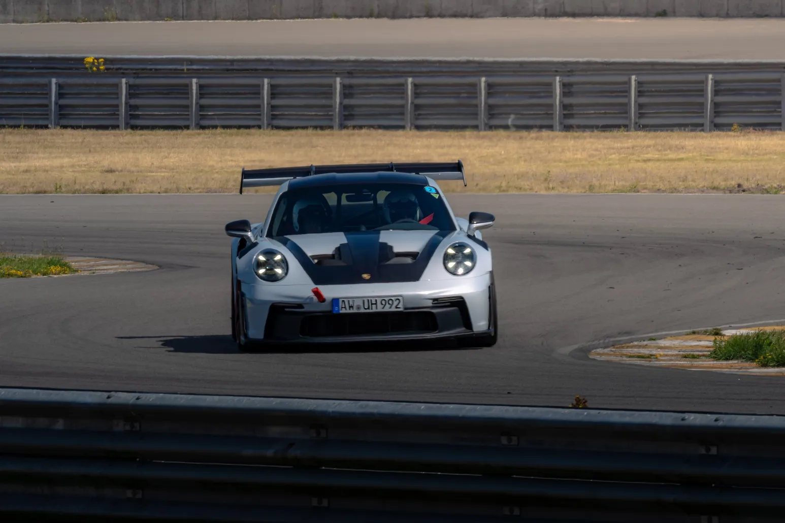 Porsche 911 GT3 RS frontal, weiß mit schwarzer Haube