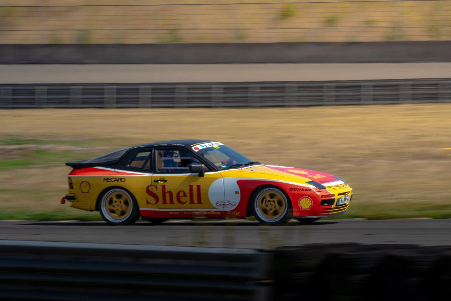 Porsche 944 im Shell-Design, seitlicher Mitzieher mit Bewegungsunschärfe