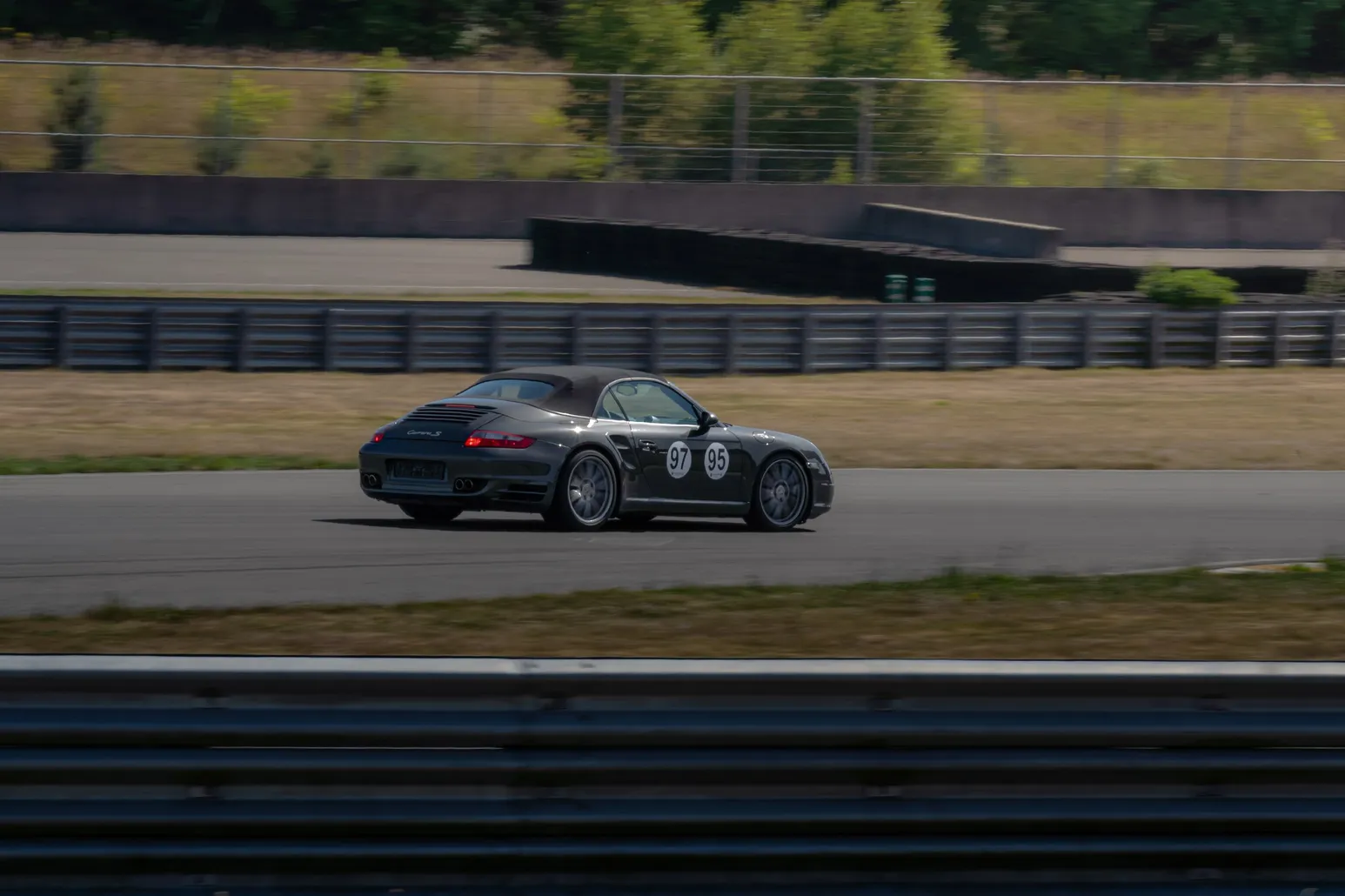 Schwarzer Porsche 911 mit Startnummer als Mitzieher