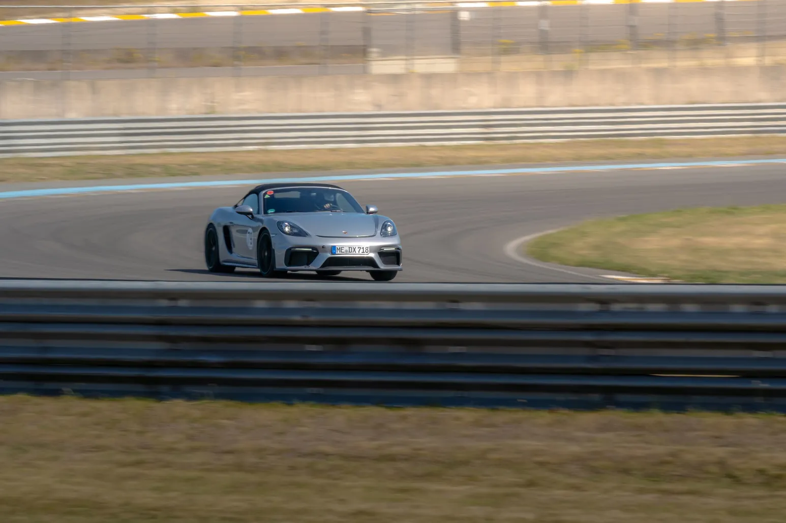 Silberner Porsche 718 Spyder in einer Kurve