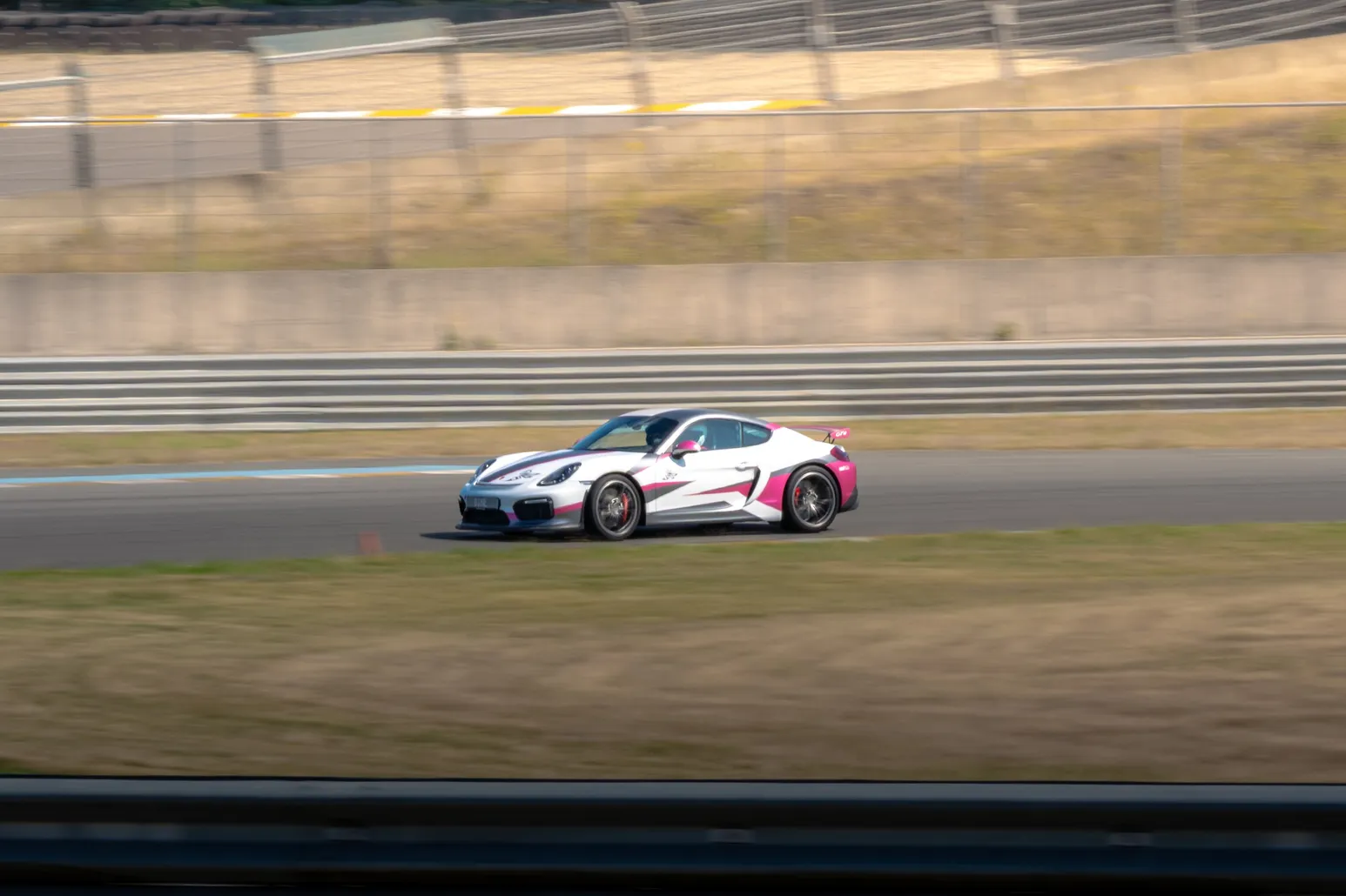 Weiß-roter Porsche 911 als Mitzieher mit langer Brennweite
