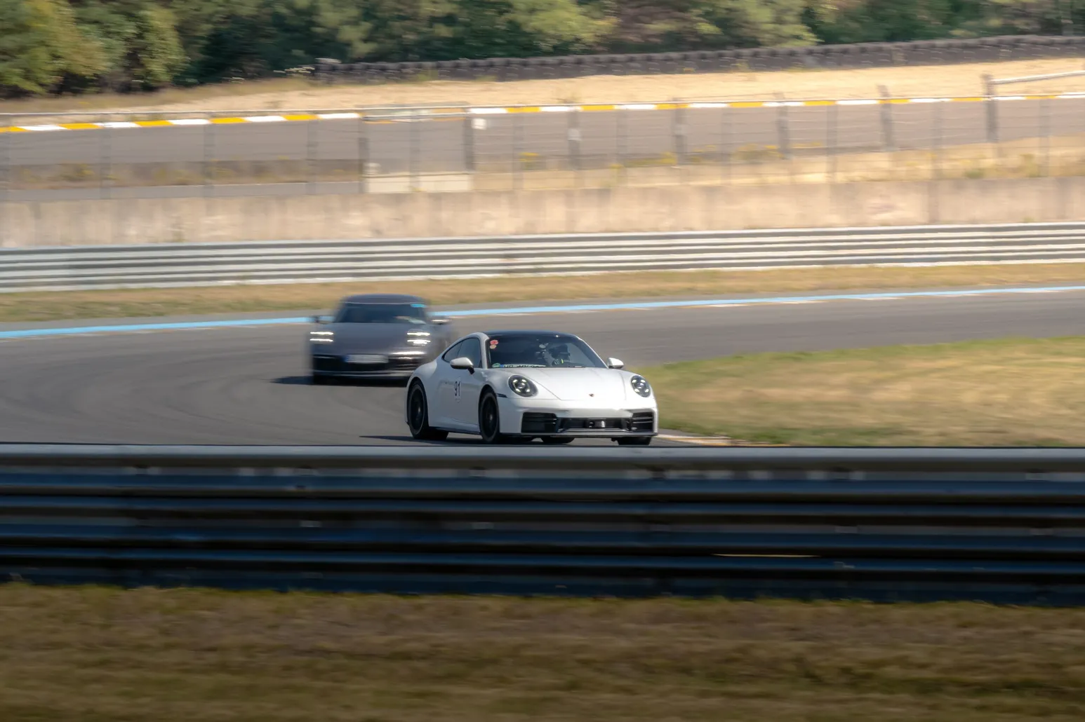 Weißer Porsche 911 GT3, gefolgt von einem weiteren Porsche