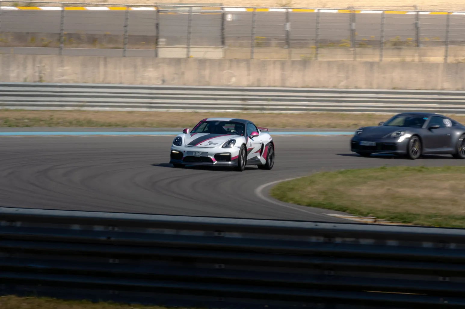 Silberner Porsche 911 GT3, dahinter ein schwarzer 911