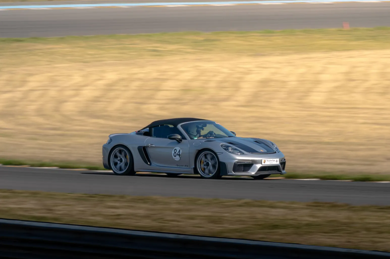 Silberner Porsche 718 Spyder mit geschlossenem Verdeck, Frontdreiviertelansicht