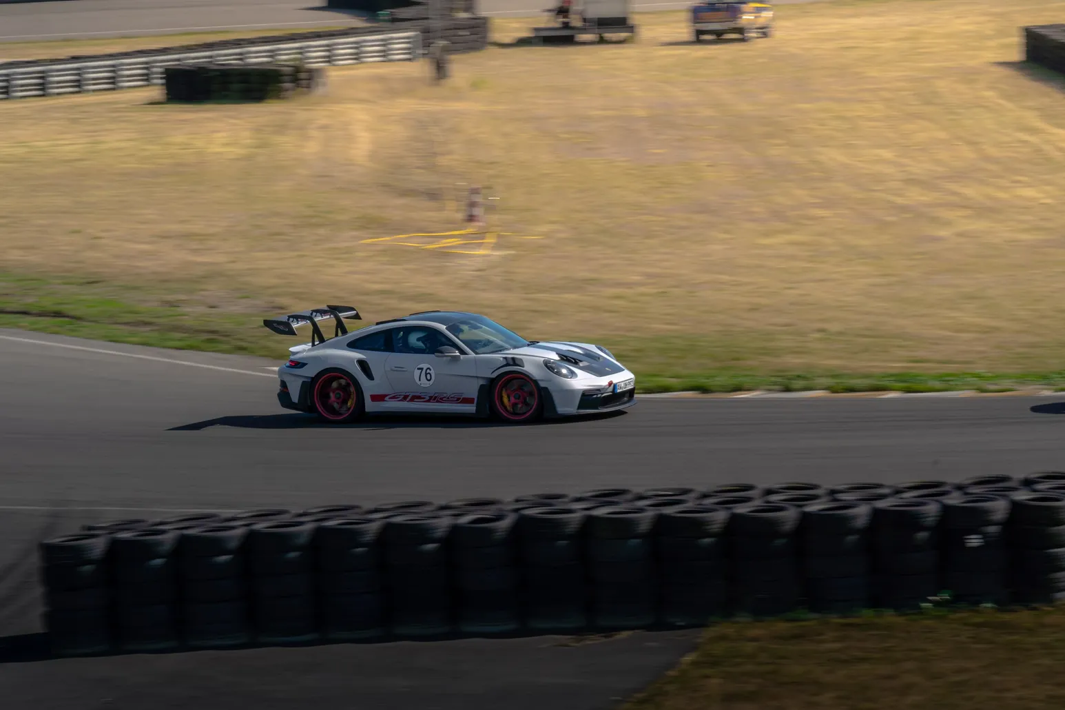 Porsche 911 GT3 RS in einer Kurve über der Reifenbarriere
