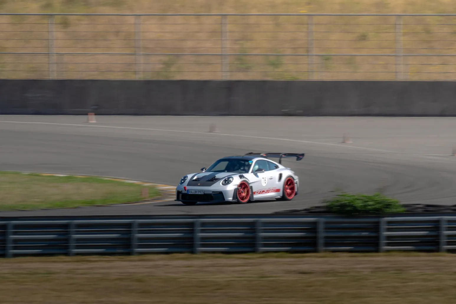 Porsche 911 GT3 RS mit großem Heckflügel in einer Kurve