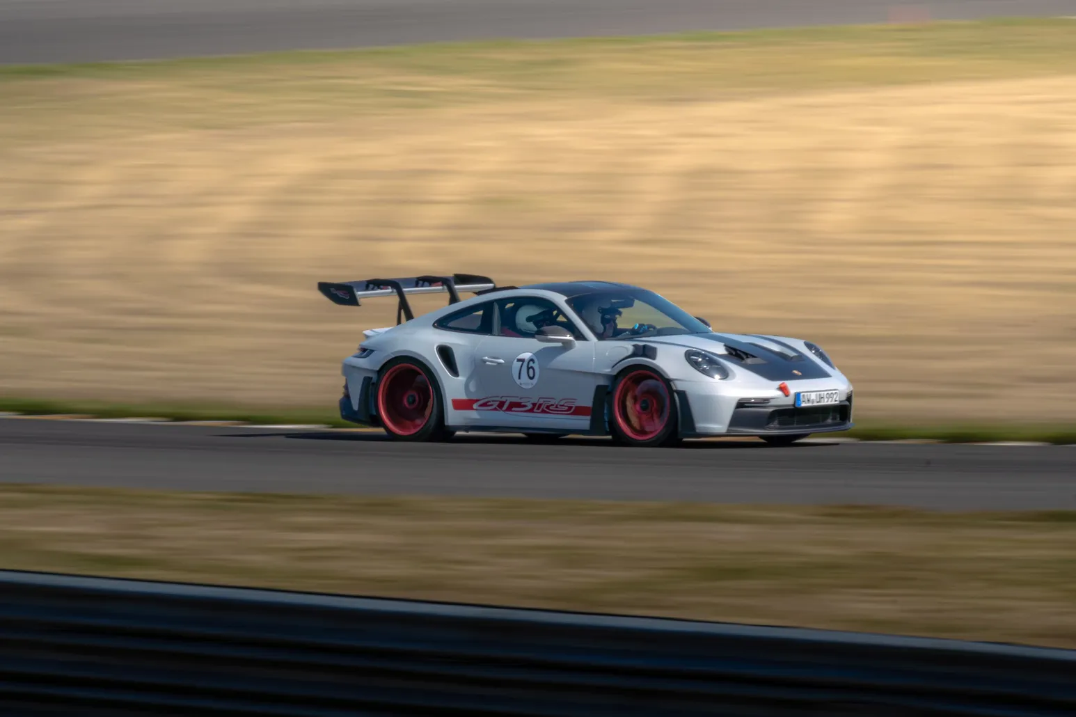 Porsche 911 GT3 RS seitlich mit starker Bewegungsunschärfe