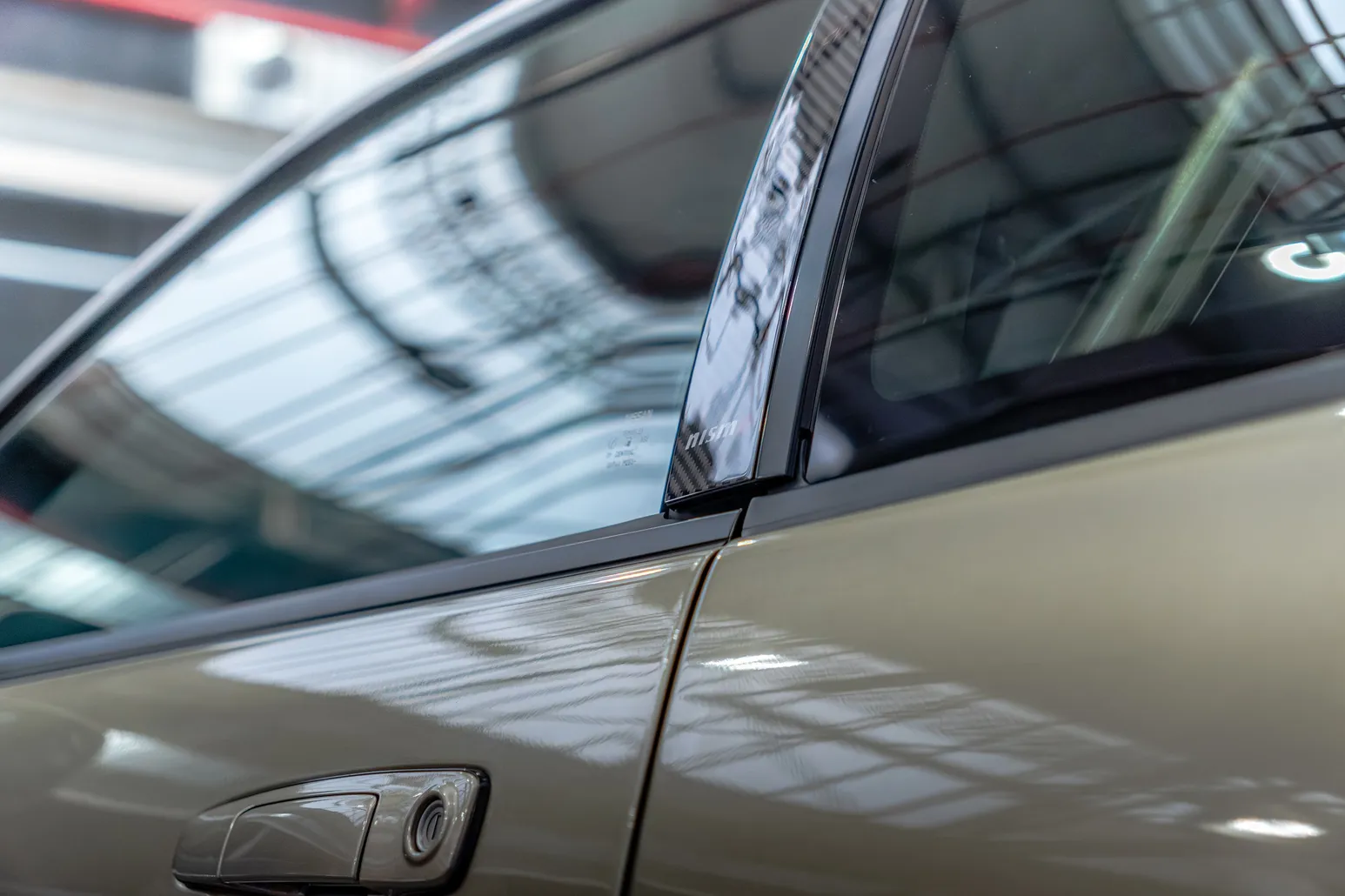 Detail of the Skyline R34 window line and door handle