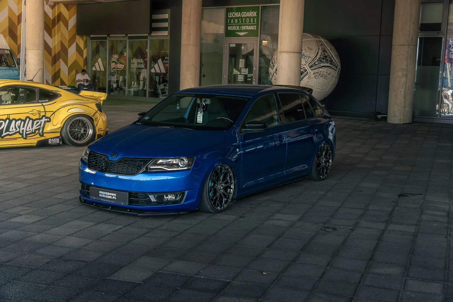 Blue Skoda Octavia in front of a yellow widebody Toyota GT86