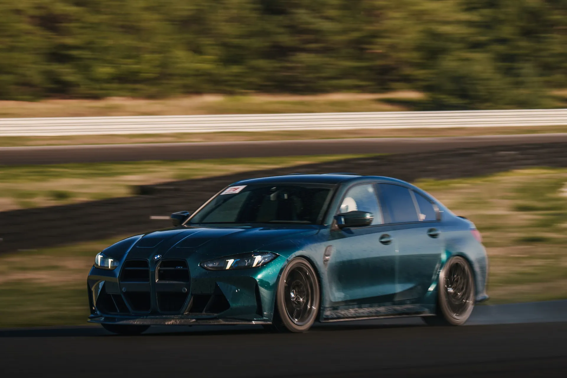Grüner BMW M3 G80 als dramatischer Mitzieher