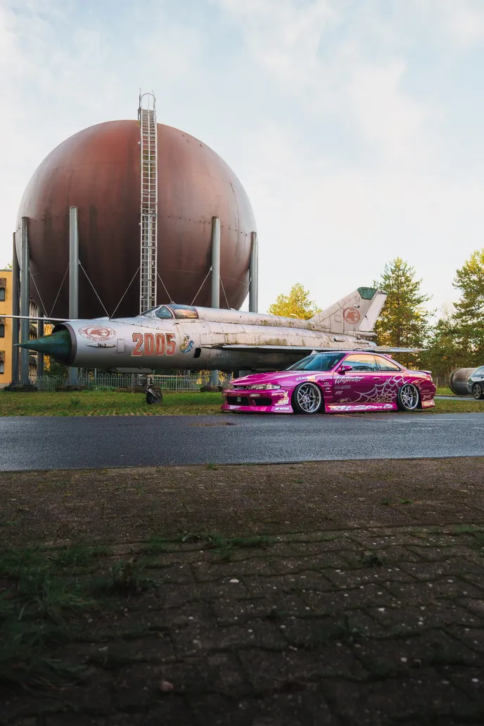 Pinker Silvia klein im Bild unter MiG und großem Tank