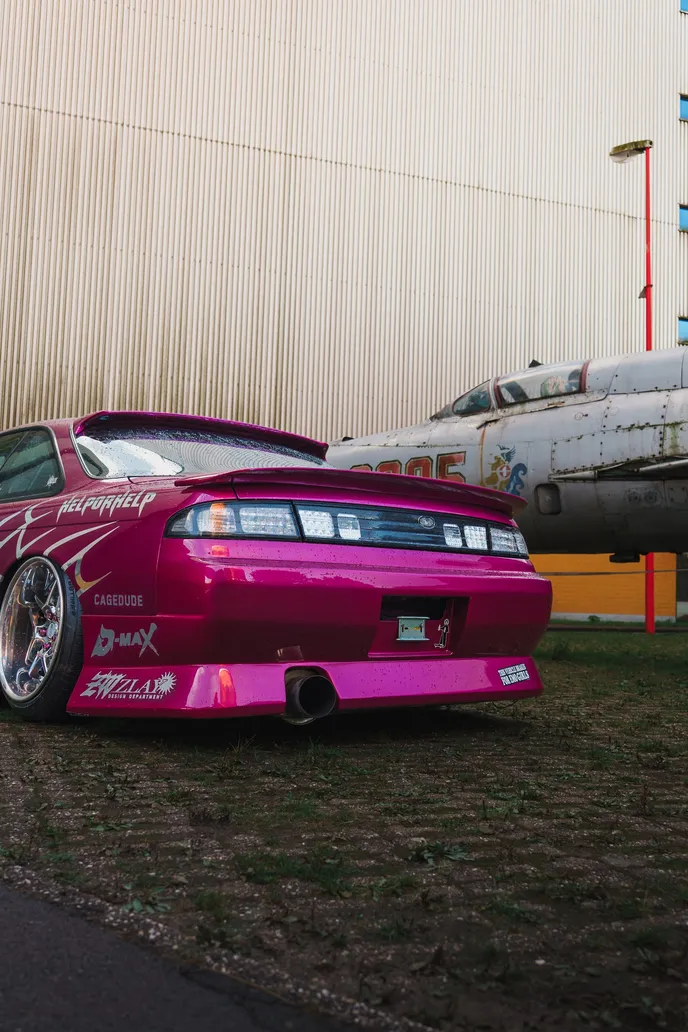 Pinker Silvia von hinten neben dem MiG-Jet