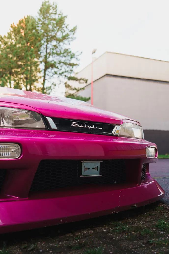 Frontstoßstange und Schriftzug des pinken Silvia, Hochformat