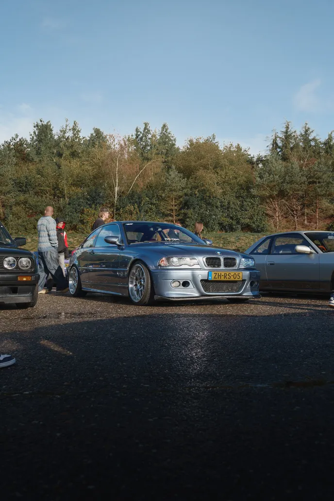 BMW im Fahrerlager unter blauem Himmel