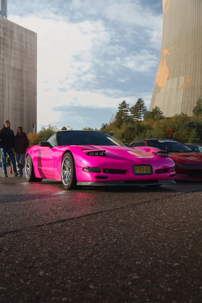 Pinke Corvette vor den Wänden des Kühlturms