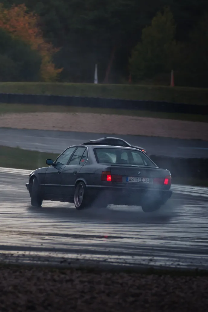 BMW 5 Series (E34) drifting on the wet track