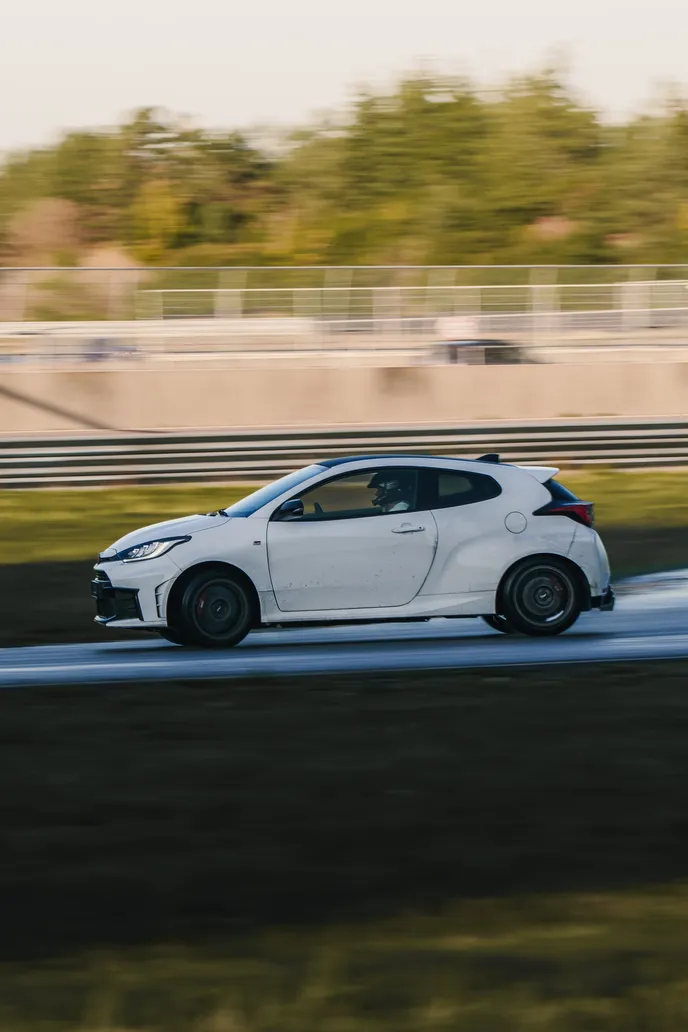 Weißer Toyota GR Yaris als Mitzieher im Hochformat