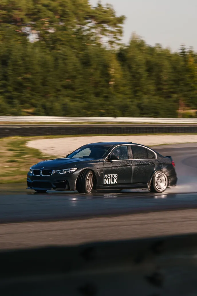 Dunkler BMW M4 driftet mit Rauch, Hochformat